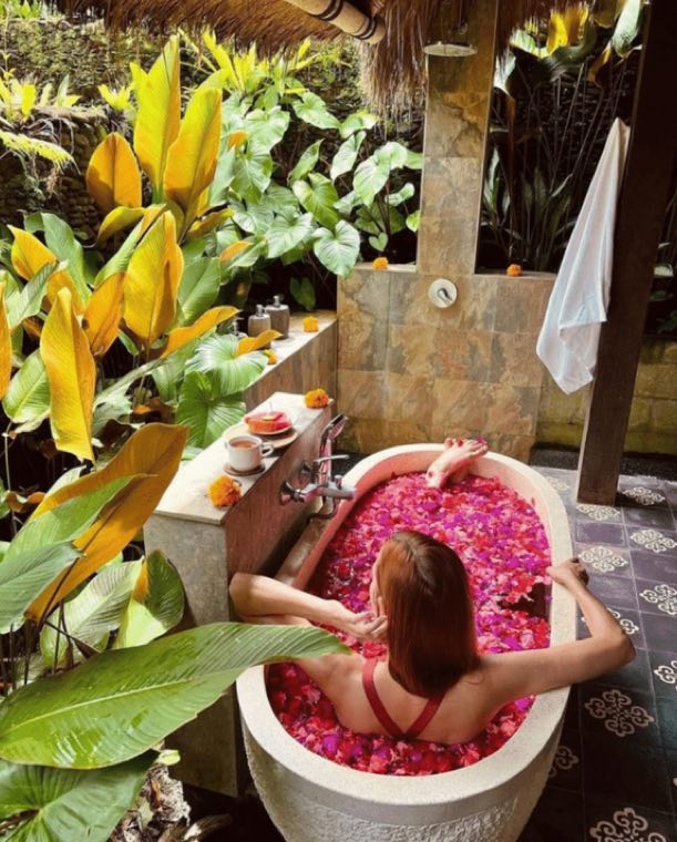 Ziedu vanna Bali spa zem palmām